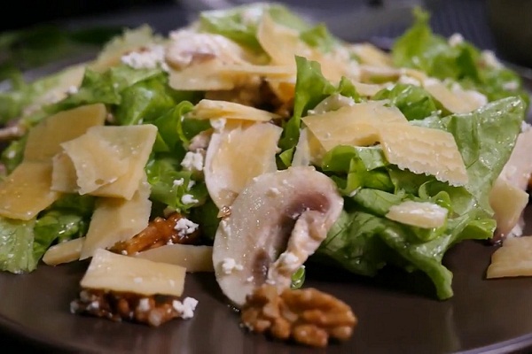 Салат из маринованных грибов с сыром