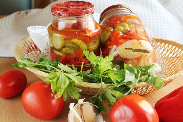 Как консервировать салат из помидор и огурцов дольками 