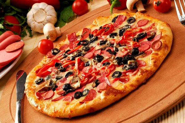 Пицца с колбасой: 10 лучших рецептов. Пицца с колбасой и сыром, грибами, помидорами