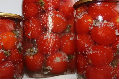Консервация помидоров с чесноком на зиму 