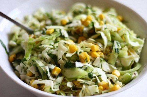 Огуречный салат с яйцами и кукурузой 