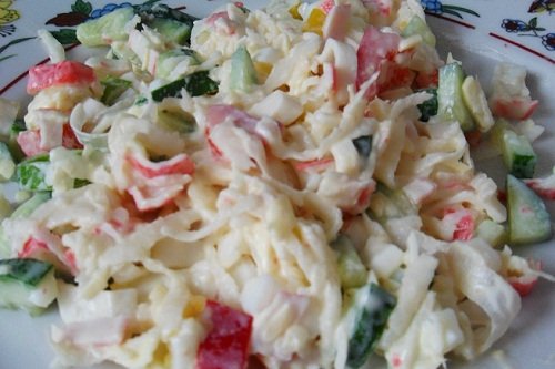 Крабовый салат с яйцом и огурцами 