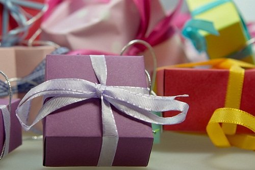 К чему снится делать сюрприз и «К чему снятся подарки? Если вы видите во сне Подарки, что это значит?