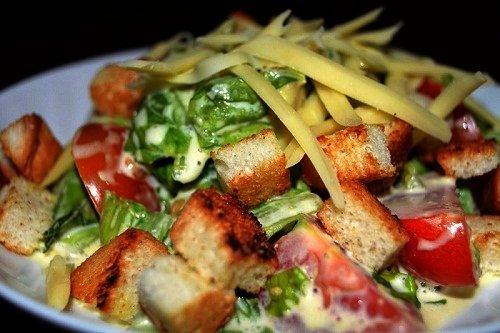 Сырный салат с сухариками и томатами 