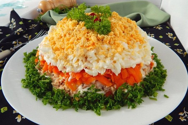 salat s konservirovannoj gorbushej 7