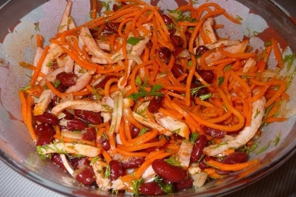 Как делать салат из курицы, морковки и фасоли 