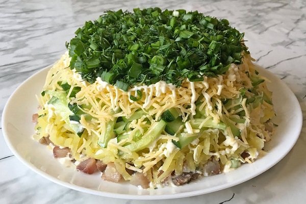 Слоеный салат с селедкой и огурцами 