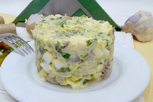 Салат из селедки и яиц