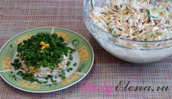 Салат из курицы и омлета - рецепт с фото