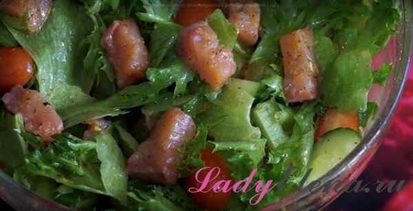 Свежий салат с семгой фото-рецепт