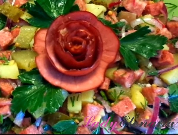 Салат с жареной колбасой фото-рецепт
