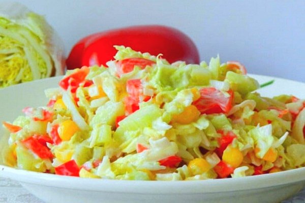 Капустный салат с крабовыми палочками и помидорами