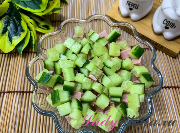 salat s kolbasoj i kukuruzoj poshagovyj foto recept 5
