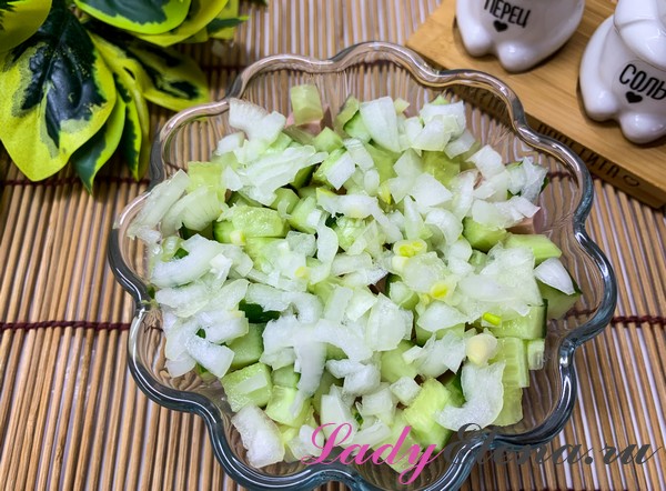 salat s kolbasoj i kukuruzoj poshagovyj foto recept 6