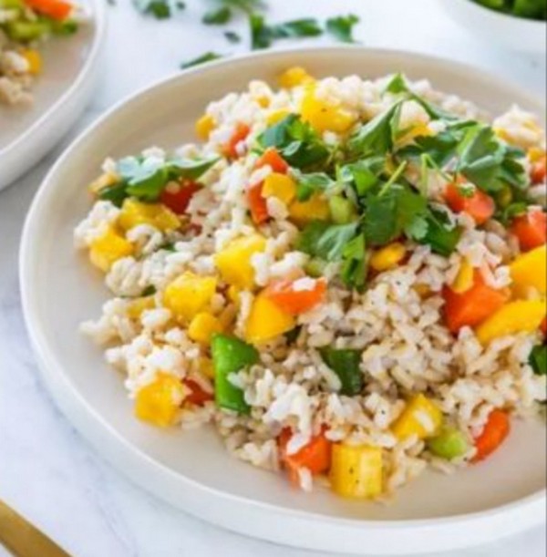 Рисовый салат с кукурузой