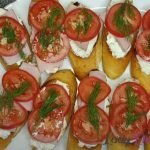 Бутерброды с помидорами и творожным сыром