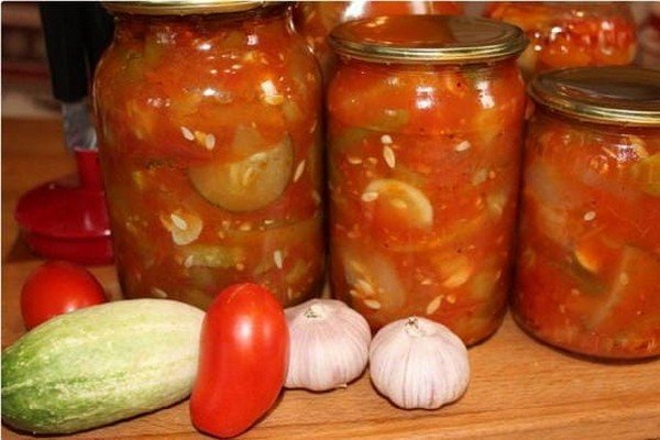 Салат и помидоров и огурцов на зиму