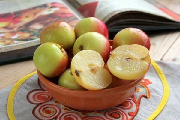 Сладкие моченые яблоки 
