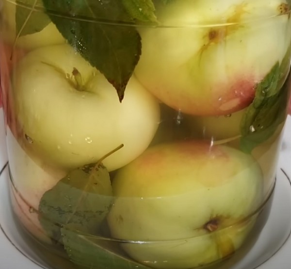Моченые яблоки с рассолом