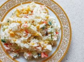 Салат из риса, яиц и крабов