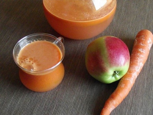 Сок из моркови и яблок