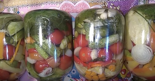 маринованные овощи в банке