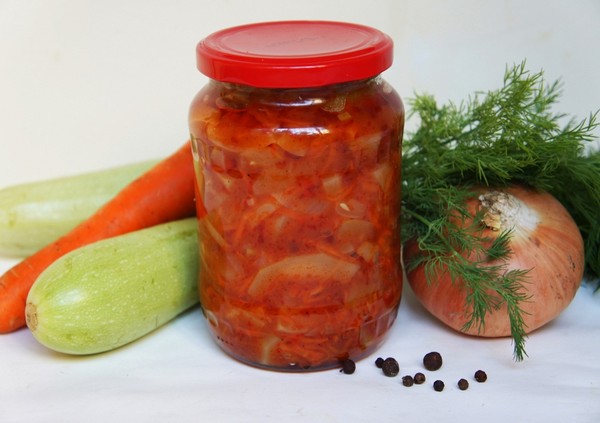 Салат томатный с овощами