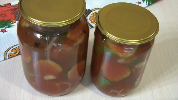 Огурцы кружочками в томатном соусе