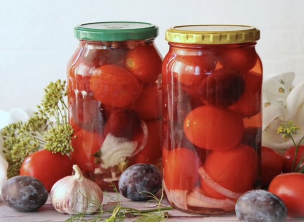 Маринованные сливы с помидорами 