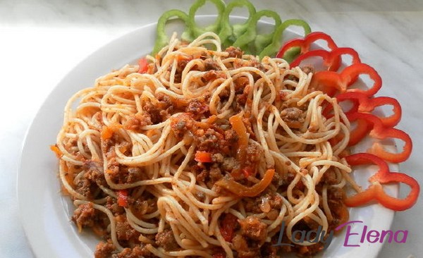 Спагетти с фаршем и овощами 