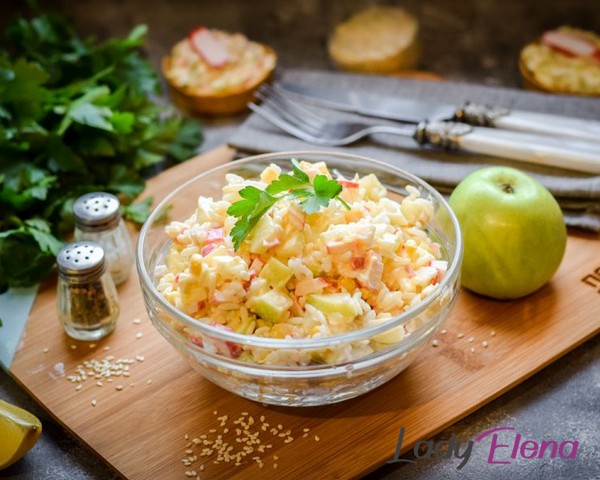 Крабовый салат с рисом и яблоками 