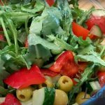 Салат с руколой и оливками