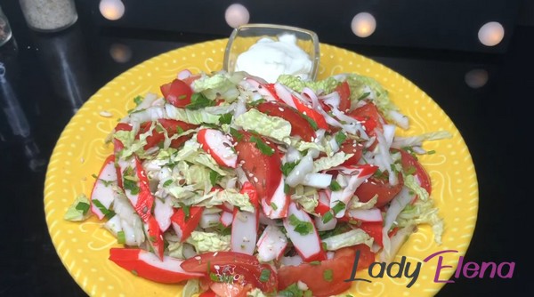 Салат крабовый с капустой и помидорами 