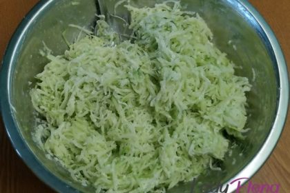Салат из редьки со сметаной