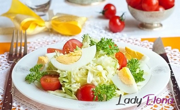 Салат из капусты с помидором и яйцом 