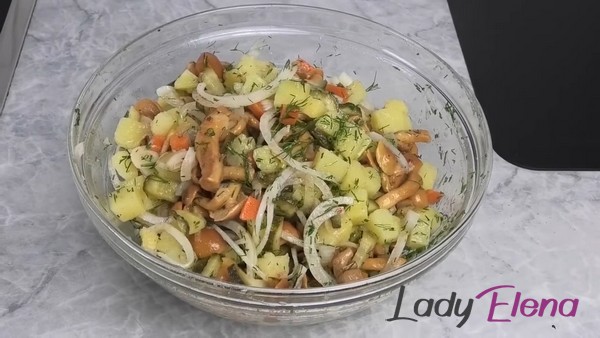 Салат с маринованные опятами и картошкой