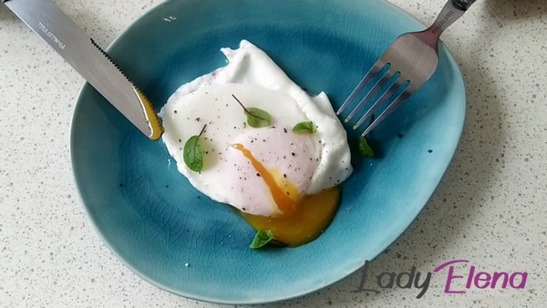 Яйца пашот на сковороде