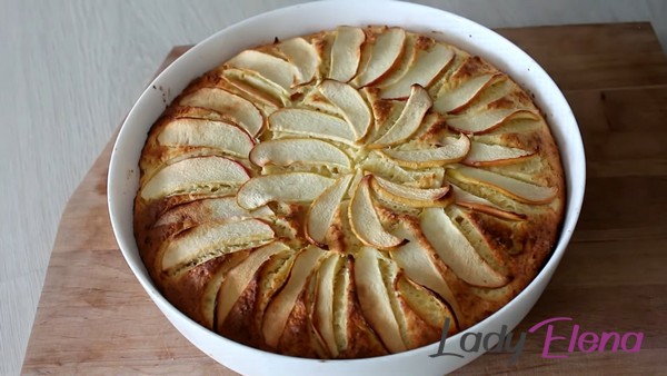 Пирог Шарлотка с творогом и яблоками 