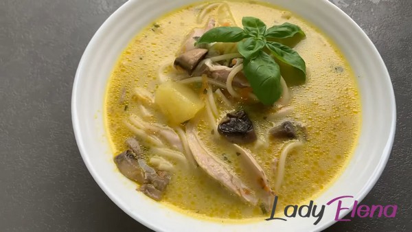 Суп с курицей, грибами и сыром